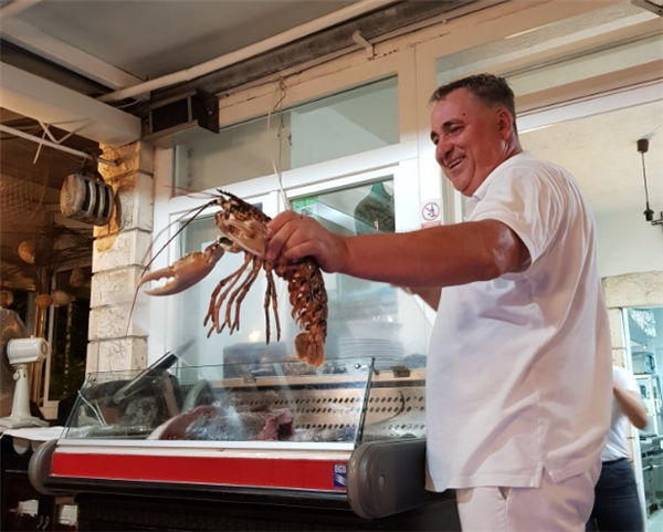 Restoran lungo mare hvar 17