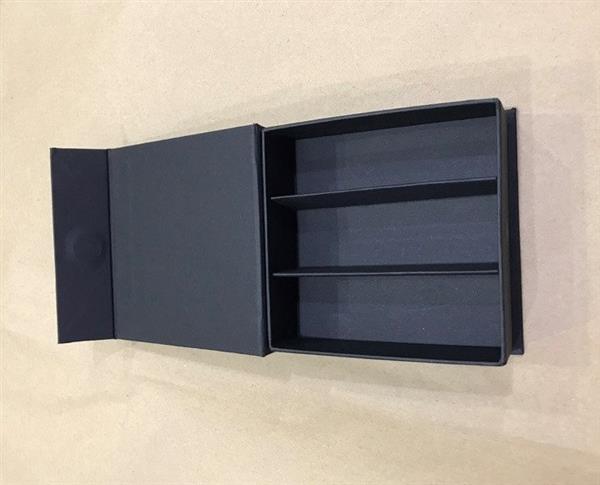 Kartonska Kutija - Zatvaranje na magnet sa štancanim umetkom